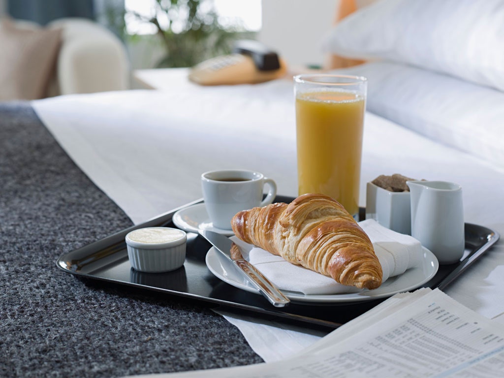 hotel-room-service-breakfast-tray